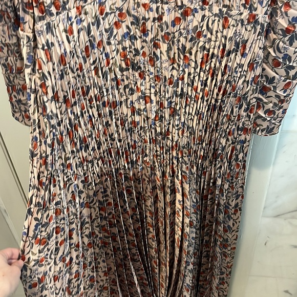 VINCE Printed Pleat pomegranate dress. Size Large. - Picture 8 of 9